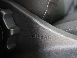 【サイドエアバッグ】 車両側面に衝撃が加わった際に、音響センサーによって瞬時に展開、主に乗員の胸部を保護します。 ※カーテンエアバッグとの併用によってより大幅に安全性を向上させます。