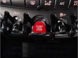 MINIの内装はとにかく『円』に拘ったデザインコンセプトが一目で伝わってきます。これほど円形に拘った車は他に御座いません。伝統のデザイン、トグルスイッチなど遊び心のある内装で御座います。