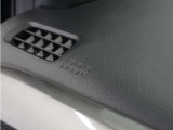 ◆助手席エアバッグ◆SRSエアバッグは、シートベルトだけでは防ぎきれない衝突時の衝撃から乗員を守るための安全装置。衝突時に瞬時に膨らみ、頭部や胸部がダッシュボードに直接衝突するのを防ぎます。