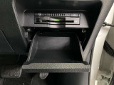 スッキリと収まった純正ビルトインETCが付いています。料金所も止まる事なくスムーズに追加できます。