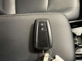 ドアの開閉時、両手が荷物で塞がっている時はキーレスでのカギの解除が大変ですよね。スマートキーはポケットやバッグに入れておけば、ノブに触れただけでロックの解除が可能です。とても便利な機能です。