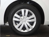 ◆純正ホイール装着車◆シンプルなデザインのホイールキャップ付きです。