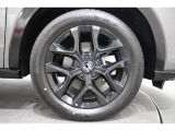 純正のアルミホイールが足元を飾ります!タイヤサイズは 225/55R18でございます。