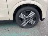 165/55R15インチタイヤ&アルミホイルが装着されています。