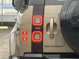 【LEDテールライト】後方車からの視認性も良く、誰が見てもDEFENDERだと一目でわかるデザインに仕上がっています。