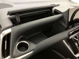 何かと便利なグローブボックス。メンテナンスノートや車検証、ちょっとしたメモと筆記用具等を入れておくとあればもしもの時にも便利ですね。