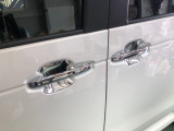 【ドアハンドル】Hondaスマートキーを携帯し、ロックボタン、ドアハンドルを操作することで施錠や解錠ができます。