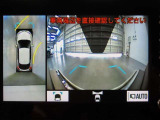パノラミックビューモニター付きです。車両を上から見たような映像をディスプレイオーディオ画面に表示。運転席からの目視だけでは見にくい、車両周辺の状況をリアルタイムでしっかり確認できます。