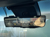 【デジタルインナーミラー(トヨタ)】車両後方カメラの映像をルームミラーに映すことが出来ます。 そのため、後席に人や荷物があって後方が見えづらい場合でもしっかり視界を確保することが出来ます。
