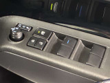 格納式リモコンドアミラーと、パワーウィンドウマスタースイッチです。車内の換気も運転席から簡単に行えます。