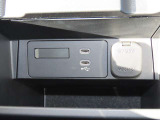 スマートフォン等の充電や連携に便利なUSB Type-Cポートを2基配置。さらに12Vアクセサリー電源も備えドライブ中の電源確保に重宝します。毎日の通勤から遠出まで活躍する、利便性の高い快適装備です。