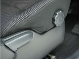 ◆シートハイトアジャスター◆運転席を上下に高さ調節ができます!運転ポジションを体格に合わせてシート調整できます。
