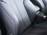 ●スポーツシートのホールド感があり、体の大きなドイツ人が座っても丈夫で耐久性の高い素材で設計製造されていますので街乗り・高速走行・長距離などでも疲れにくいシートです。