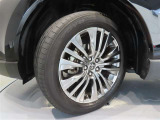 トヨタ純正アルミホイール。タイヤサイズは、225/55R19です。