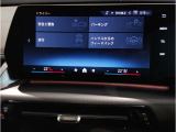 ナビの配置をセンターパネル上部に設置することにより、運転中は道路から目線を出来る限り外すことなく、安全にご覧いただけます。
