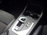 BMWの電子式シフトレバーはシンプル設計で機能的です。誤操作防止機能になっています。