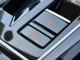 スイッチひとつで作動するエレクトロニックパーキングブレーキ。オートホールド機能で停止時のドライバー負担を軽減します。