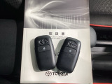 キーを持っているだけでドアハンドル横のボタンを押すとドアの施錠・開錠が行なえます。そのまま車内にキーがあればエンジンを掛けることも出来、とても便利です。
