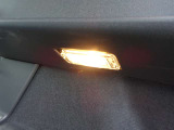 バックドアを開けると自動で点灯し、バックドアを閉めると消灯します。荷物を探す時などとても便利です!