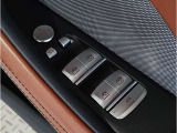 【コックピットシート】BMW車の主役席。車体中央にくる様に配置し車両重心とが一致する事でドライバーと車との一体感あるドライビングを実現。人間工学に基づき形成した形状が長時間のドライブ疲労も軽減します!