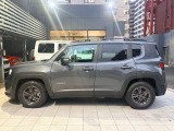 ホイールアーチが台形なのはJeepのみのデザインになり、ここを見てもJeepとすぐ分かります!