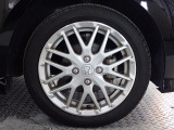 ホイールは車のデザインにマッチした専用タイプです。