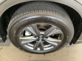 マツダ純正アルミホイール。タイヤサイズは235/60R18です