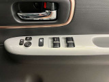 【運転席ドアスイッチ回り】パワーウィンドー[ロック機構]・電動格納式リモコンドアミラースイッチがまとまっているので操作しやすいです。