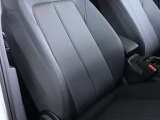 クオリティの高いシートを採用するのは、Audiのクルマづくりの哲学のひとつです。特に座り心地が重要です。体の大きなドイツ人が座っても頑丈な耐久性があります。。しかも肌触りも良く高級家具のようです。