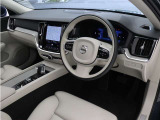 インストルメントパネルは僅かに運転席側へと傾けられているほか、余計なスイッチ類を可能な限り排し、運転に集中しやすい環境を造り出しています。