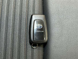 【スマートキー】ドアの開閉時鍵を探さなくても簡単にドアの開閉することが出来ます、また、エンジン始動も車内にスマートキーがあれば簡単に始動することが出来ます