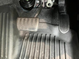 品質へのこだわり!フロアマットやシートなど車内をキレイに清掃し、ニオイや汚れなどを徹底的にクリーニングしてもらっております。室内はピカピカです☆
