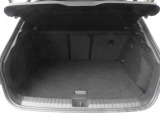 トランクの開口部は、ほとんど車体の全幅分が開く設計になっているので荷物の出し入れが非常にしやすくなっています。