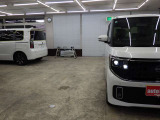 当店では専任のメカニックが大切なお客様のお車を一台一台丁寧に整備いたします。自社認証工場にてリフトアップし下回りまでキッチリ検査いたします。