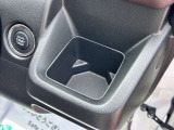 運転席ハンドルの右側にもドリンクホルダーがございます!お飲み物だけではなく、携帯電話なども置けますね♪
