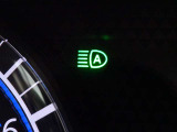 【ハイビームアシスト】先行車または対向車の有無や周辺の明るさなどに応じて、ヘッドライトのハイビーム(上向き)とロービーム(下向き)を自動で切り替えます。