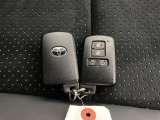 ドアの開閉時、両手が荷物で塞がっている時はキーレスでのカギの解除が大変ですよね。スマートキーはポケットやバッグに入れておけば、ノブに触れただけでロックの解除が可能です。とても便利な機能です。