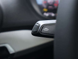 ●車線から逸脱する可能性があることを知らせるとともに、ハンドル操作をアシストすることにより車線からの逸脱回避を支援する装置です。