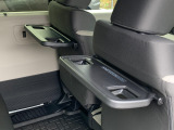 シートバックテーブルです!お出かけの際にお弁当やお飲み物を車内でもお楽しみいただけます。ドライブスルーとの相性も良いかもしれませんね!後部座席に乗られる方にもおもてなしの出来る車です