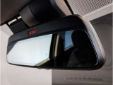MINIではルームミラーの裏側にETCの車載器が内蔵されており、別途で車載器の購入必要なしで非常にスマート。皆様が驚かれるポイントのでもあります