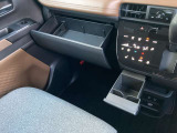 グローブボックスと引出し式のインストスライドボックス、収納もたくさんあり、便利です。