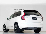Volvo Cars appで車にリモートアクセスして、空調機能の操作や車の施錠・開錠、ソフトウェア更新などが可能です。エアコンやシートヒーターを操作して、出発前に車内を快適な温度に整えられます。