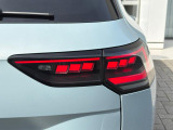 ダイナミックターンインジケーター付き3DのLEDテールランプ。ウィンカーの光が流れるように点滅、後続車からの視認性が高まり、万一の追突の危険性を軽減します。