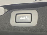 【パワーバックドア】スマートキーや運転席のボタンを押すだけでリアゲートが自動で開閉します!荷物を持っている時や、高い位置にあるバックドアを閉める際に便利な機能です♪