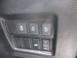 両側オートスライドドアはとっても便利な装備です。運転席から指一本で開閉できるので雨の日のお迎えなど重宝しますよ。