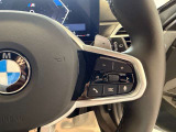 運転中にもオーディオの音量やFMの切り替えなどステアリングでの操作で切り替え可能なため、ステアリングから手を放す必要がない為、運転中でも操作が簡単でございます。