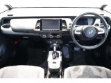 操作性に優れた運転席となります!小物入れや各ボタンの配置にこだわり、使いやすいです!座り心地もよく視認性も良好なのでロングドライブもお任せ下さい!