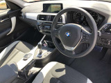 BMW 伝統のコックピットはドライバー志向で設計され、人間工学を駆使し、細部に到るまで設計されたコックピットを実現しました。