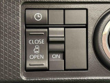 助手席側はパワースライドドアウェルカムオープン機能 降車時にスイッチで予約しておけば、乗車時に電子カードキーを持ってクルマに近づくだけでパワースライドドアが自動でオープン♪
