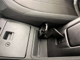 運転席左横にカップホルダーが有り運転中安全にドリンクが楽しめます。
